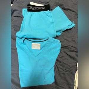 Sketchers scrub set